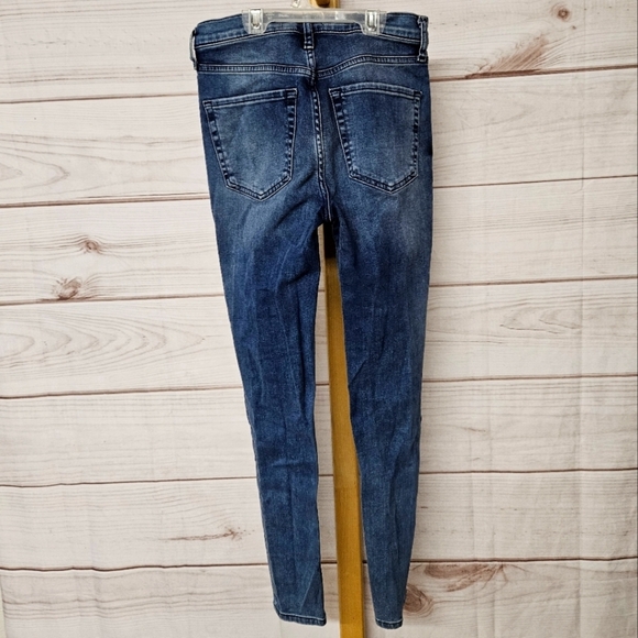 Free People Busted Knee Cropped Mid Rise Ankle Jeans in Stone Wash Sz 28 - Picture 3 of 9